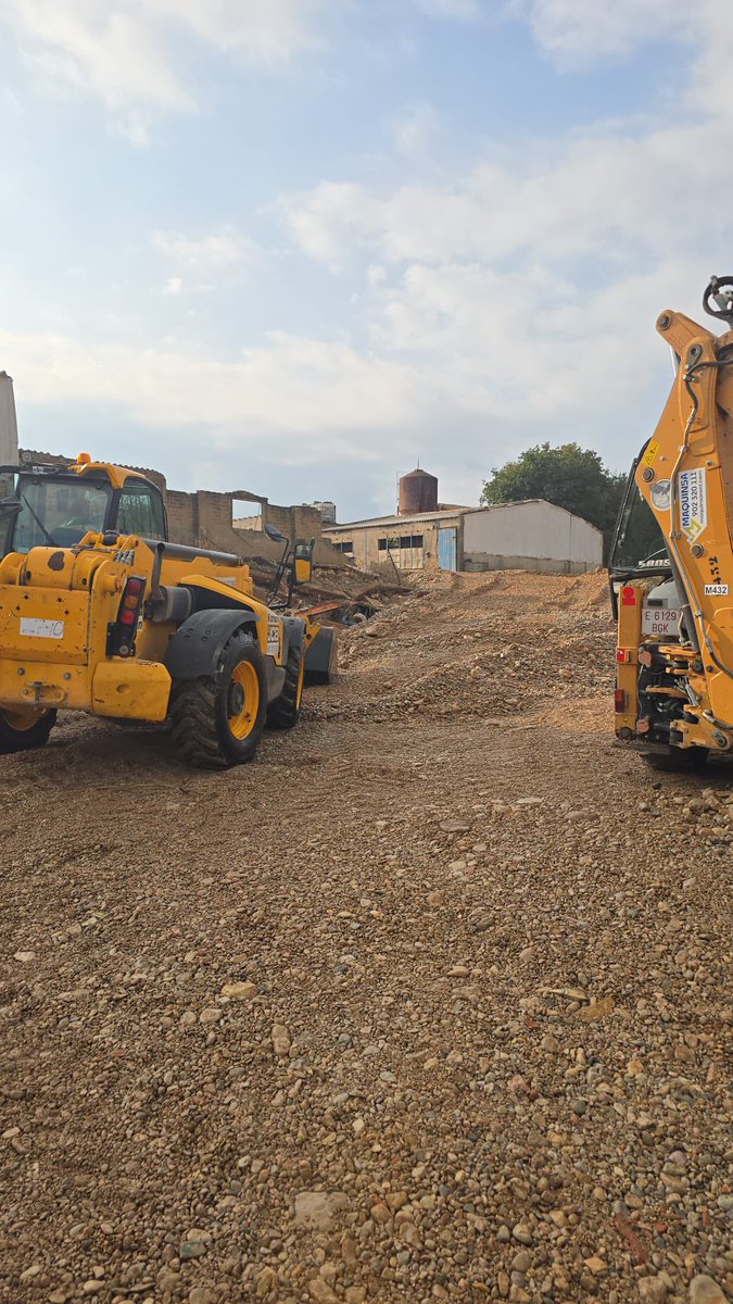 El #GEPIF treballa a Alcanar en actuacions amb maquinària: recuperen les vies d'accés a camins per la distribució de subministraments i treballen en la neteja de carrers i granges.