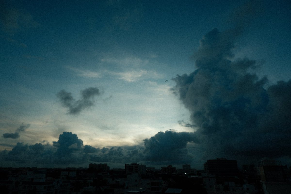 beatboxmachine's tweet image. Clouds swirling, city humming—Chennai vibes right before Deepavali.  
Rain on the way, festival energy in the air.  
#EveningMagic #Chennai #Deepavali #chennai #ChennaiRains