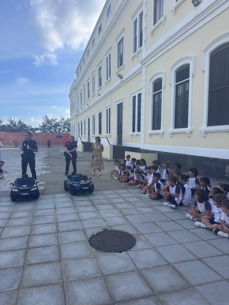 salesianoslpa's tweet photo. El alumnado de 5º ha recibido una interesante charla sobre los riesgos en Internet de la mano de la Policía Nacional, aprendiendo cómo navegar de forma segura y responsable. 🌐💙

@policianacional #protagonistasdelahistoria @salesianoses https://t.co/3AbN8WiAdK