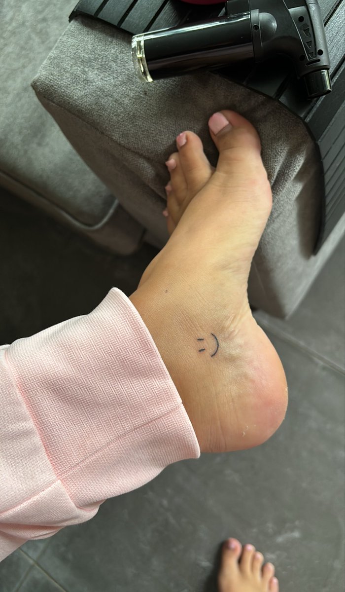 goddestiffanyx's tweet photo. You wanna kiss my toes don’t you? https://t.co/468N6lNbwX