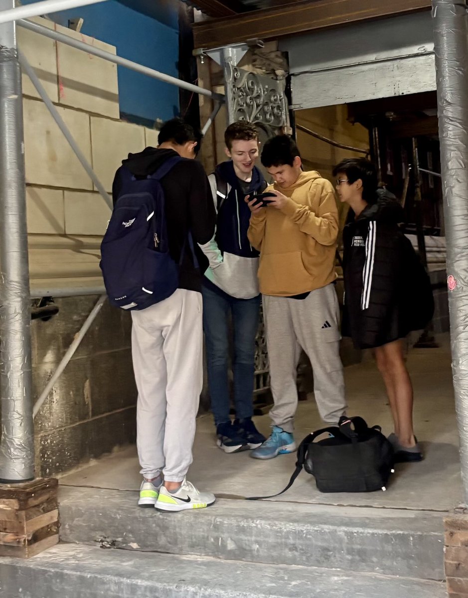 9am - Is this the state of our education? This is happening right outside school (S). 🤯