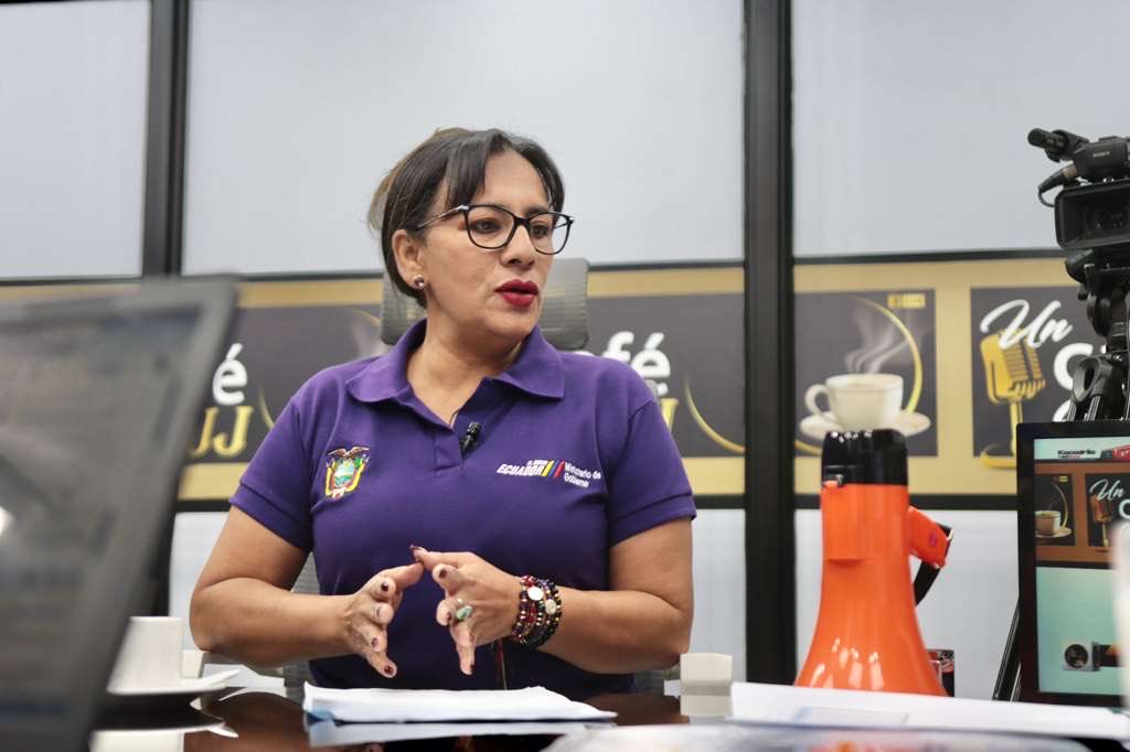 <a href="/zaidarovira/">Zaida Rovira</a> La ministra resaltó que, desde la emisión del Decreto para la eliminación del subsidio al diésel, el Gobierno ha beneficiado a 19 mil transportistas y 83 mil agricultores.
Además, el presidente Noboa presentó a las 55 mil familias que recibirán el Bono de Desarrollo Humano.