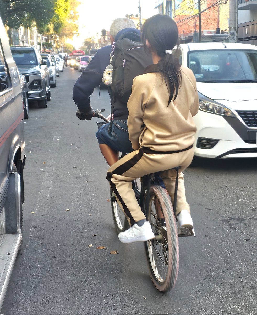 Buen día... Cuando veas a alguien en #bicicleta, cuídalos y respeta, cuando veas a alguien que va rumbo a la #escuela, cuídalos para que lleguen con bien.