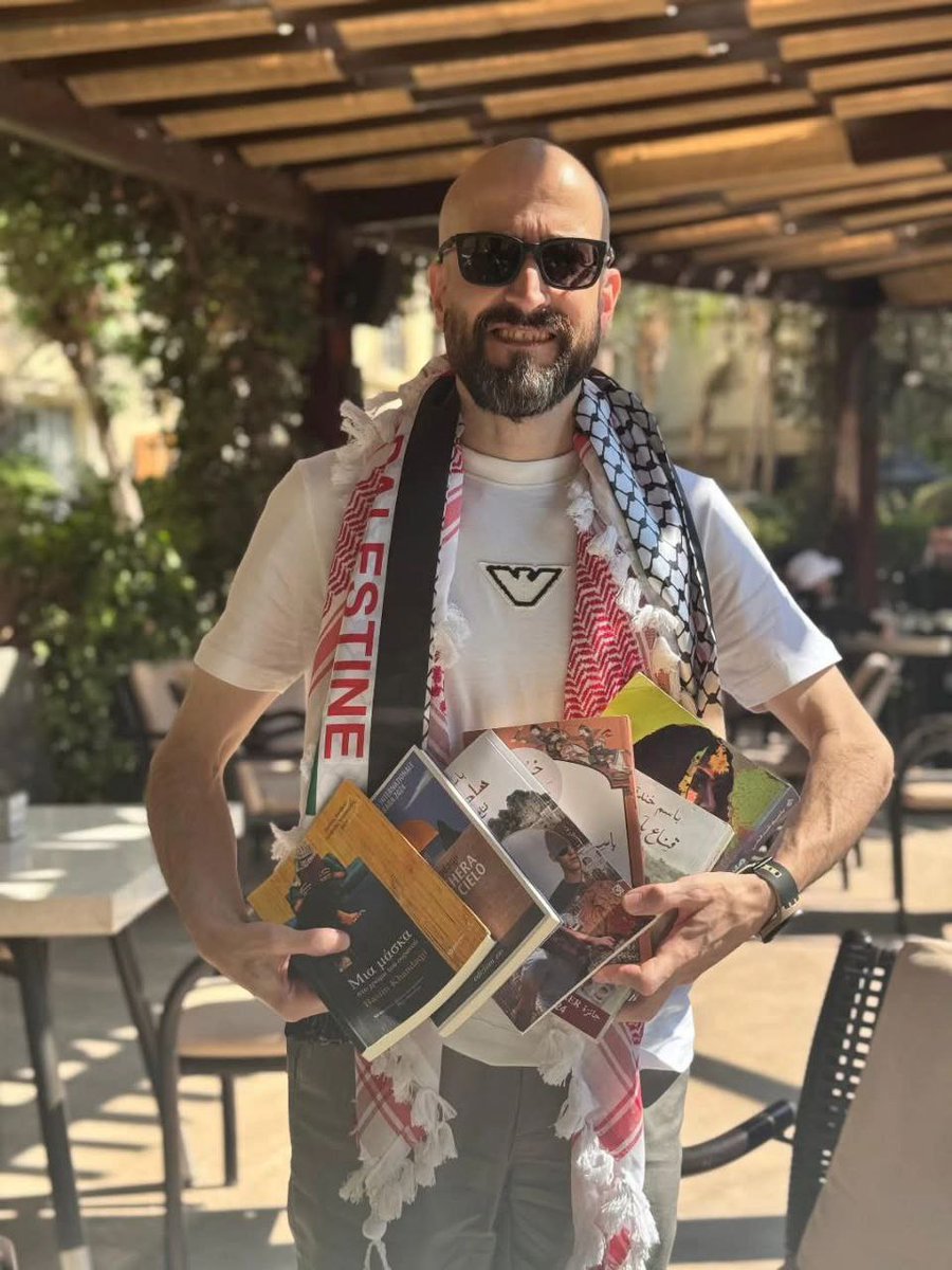 El escritor palestino Basem Khendaqji, recientemente liberado como parte del acuerdo de intercambio y exiliado a Egipto, abraza sus novelas por primera vez.

Estas obras fueron impresas y distribuidas en secreto durante sus 21 años en prisiones israelíes. Su novela "Máscara del