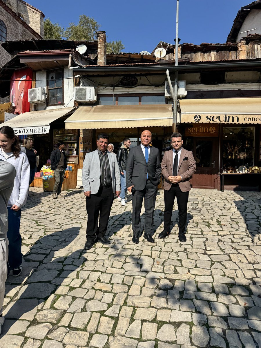 Yusuf SAF (@safmys) on Twitter photo 📍 KARABÜK
Safranbolu’nun Tarihi Dokusunda Güzel Bir Gün 🇹🇷
Bugün Sayın Valimiz Ayhan Özkan ile birlikte Karabük’ün incisi Safranbolu’dayız.
Tarihin, kültürün ve emeğin iç içe geçtiği bu topraklarda, hemşehrilerimizle bir araya gelmekten onur duyduk. <a href="/dr_ayhanozkan/">Ayhan Özkan</a> 📍 KARABÜK
Safranbolu’nun Tarihi Dokusunda Güzel Bir Gün 🇹🇷
Bugün Sayın Valimiz Ayhan Özkan ile birlikte Karabük’ün incisi Safranbolu’dayız.
Tarihin, kültürün ve emeğin iç içe geçtiği bu topraklarda, hemşehrilerimizle bir araya gelmekten onur duyduk. <a href="/dr_ayhanozkan/">Ayhan Özkan</a>