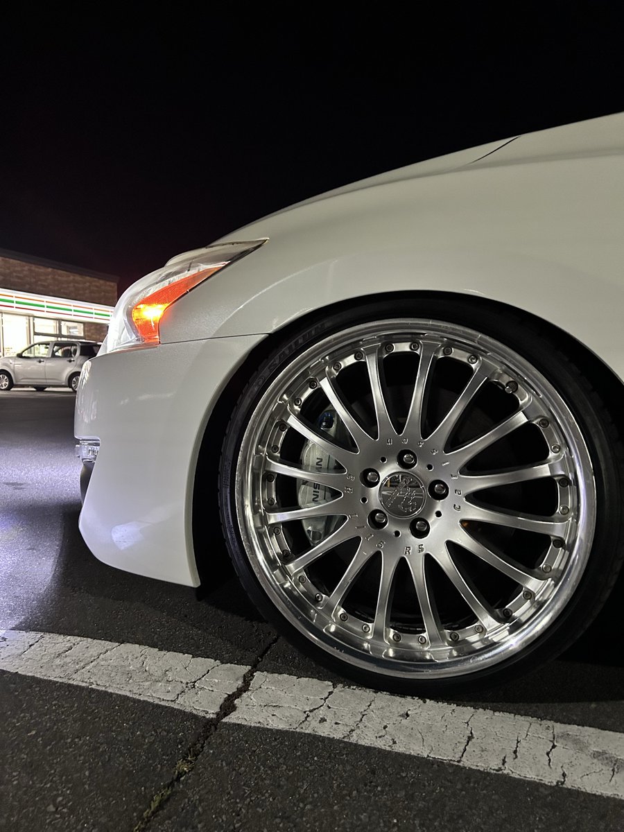 売ったらちょっと後悔しそうと思いつつ
普段乗りに20はやっぱりでかくて😶
てかティアナに20インチは被せないとデカくてずんぐりむっくり。

カールソン9.5j通し 245/30R20付きで
幾らで売れますか？？