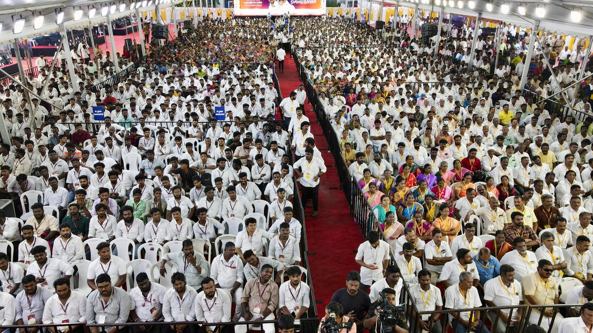 சென்னை கிழக்கு மாவட்டக்கழகம் ஏற்பாட்டில் பாரிமுனையில் நடைபெற்ற விழாவில், கழகத்தின் முன்கள வீரர்களாக பணியாற்றும் கழக நிர்வாகிகள் - BLA 2 - BLC நிர்வாகிகள் என சுமார் 2,500 பேருக்கு நலத்திட்ட உதவிகளை வழங்கி மகிழ்ந்தோம்.

நம் கறுப்பு - சிவப்பு உடன்பிறப்புகளின் உற்சாகமும் -