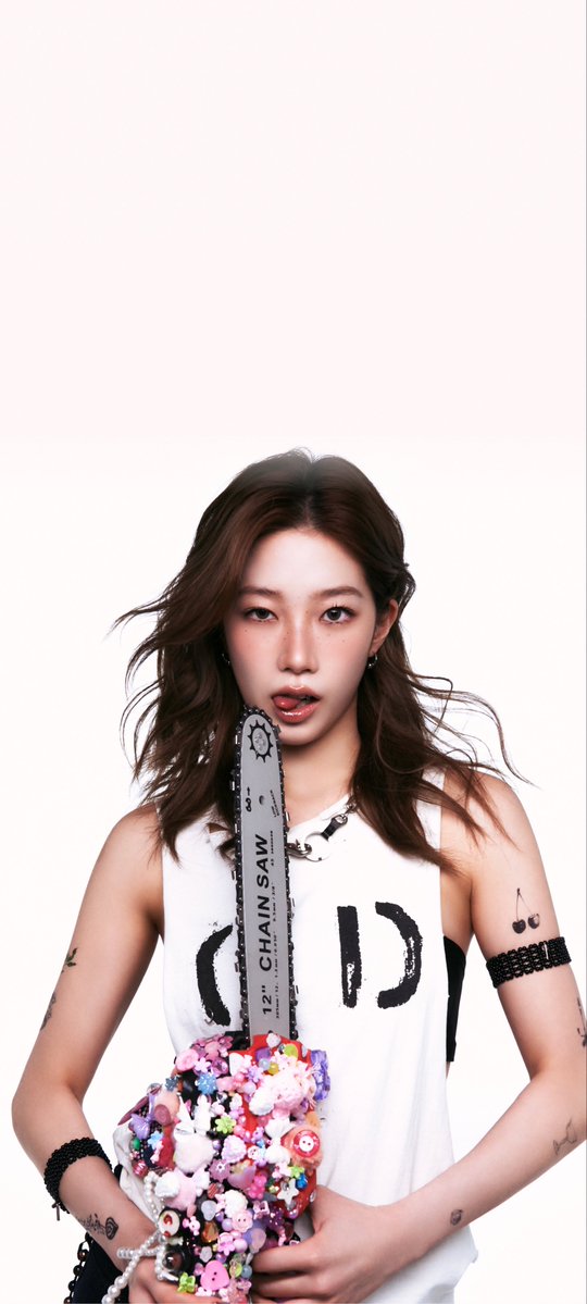 Kingpinzx's tweet image. KAZUHA | PHONE WALLPAPERS 🩶
#카즈하 #KAZUHA #LE_SSERAFIM #르세라핌 #Wallpaper #LockScreen #EAT_IT_UP_SPAGHETTI