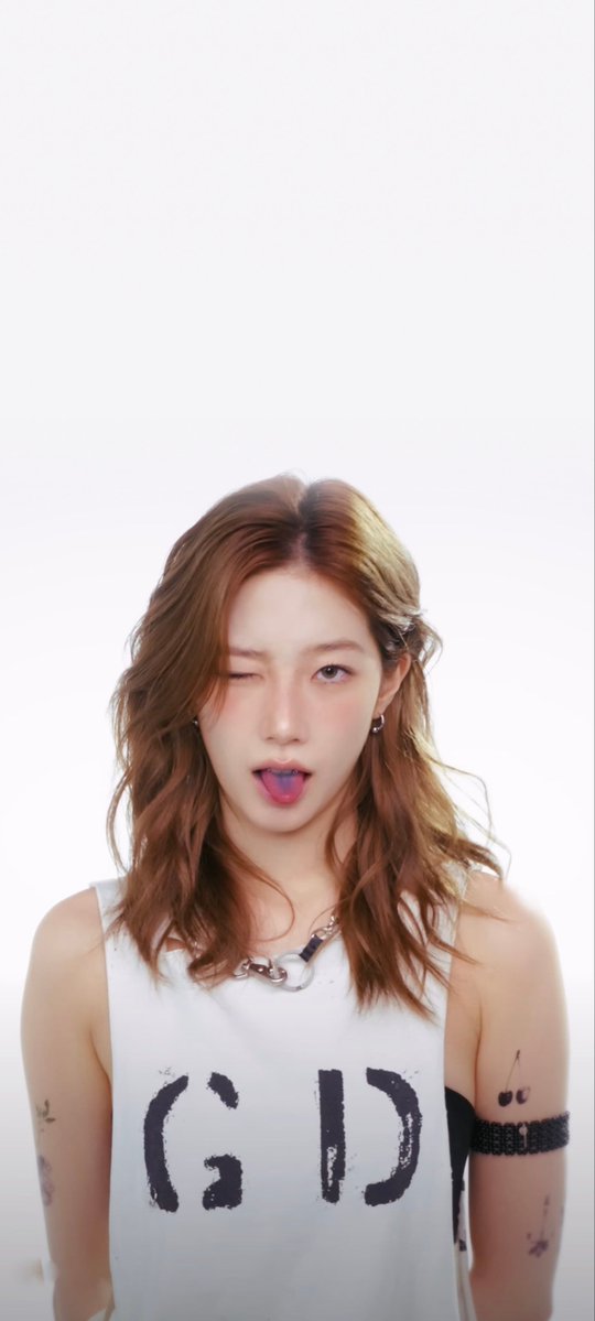 Kingpinzx's tweet image. KAZUHA | PHONE WALLPAPERS 🩶
#카즈하 #KAZUHA #LE_SSERAFIM #르세라핌 #Wallpaper #LockScreen #EAT_IT_UP_SPAGHETTI