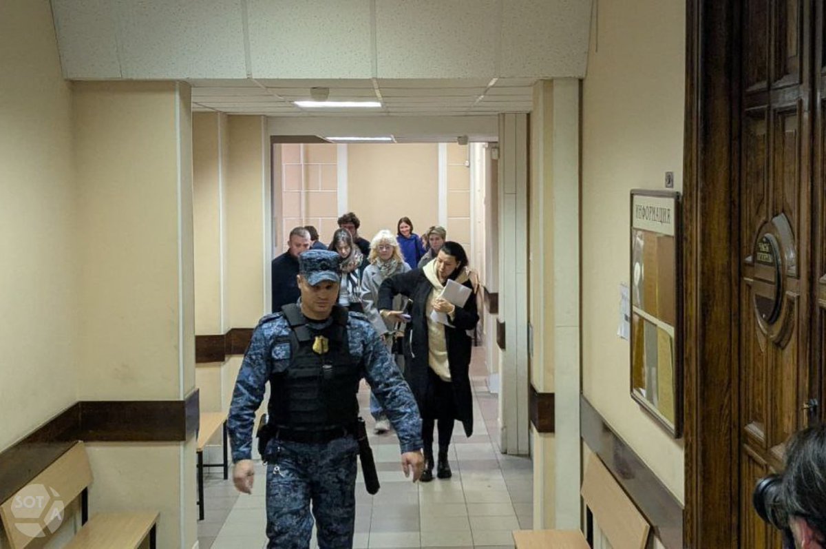 nexta_tv's tweet photo. In Russia, the future and conscience of the nation are being put on trial — the last remnants of resistance to a deranged machine of terror and war.

Singer Naoko, known for performing anti-war songs on the streets of St. Petersburg, was brought to court in handcuffs.

Her real name is Diana Loginova. She appeared visibly shaken and refused to speak to the press.

The 18-year-old faces two administrative charges: “public discreditation of the army” and “organizing a mass gathering that disrupted public order.”

She was sentenced to 13 days in detention.

Naoko performed in St. Petersburg with the band “Stoptime,” singing songs by Monetochka, Noize MC, Zemfira, and other artists labeled as “foreign agents.” 

Her street concerts angered pro-war bloggers, who launched a harassment campaign against her and those who came to listen.