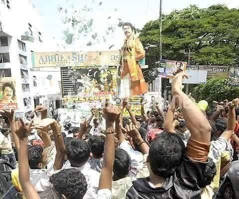 cineclub369's tweet image. പഴശ്ശിയുടെ യുദ്ധങ്ങൾ കമ്പനി കാണാൻ പോവുന്നതേയുള്ളു.. 😊🔥

Good old days.. 🤍

#PazhassiRaja #Mammootty