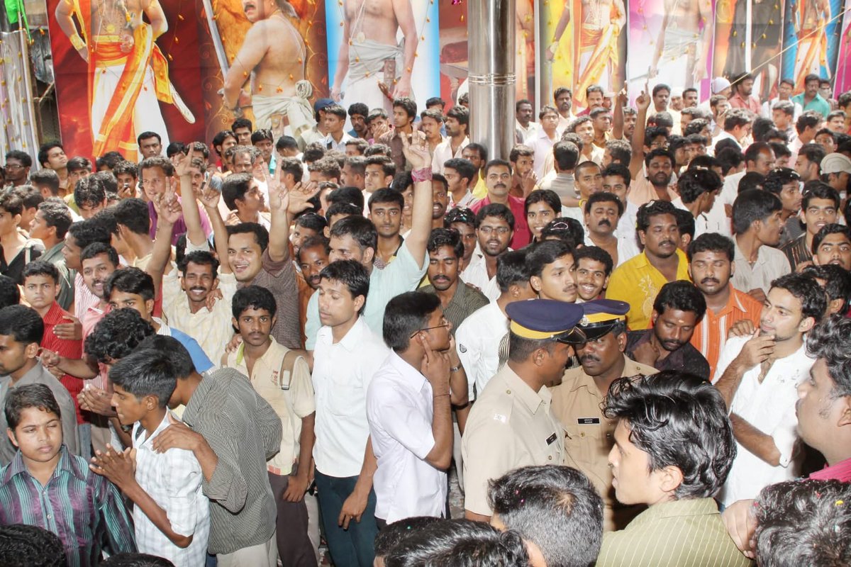 cineclub369's tweet image. പഴശ്ശിയുടെ യുദ്ധങ്ങൾ കമ്പനി കാണാൻ പോവുന്നതേയുള്ളു.. 😊🔥

Good old days.. 🤍

#PazhassiRaja #Mammootty