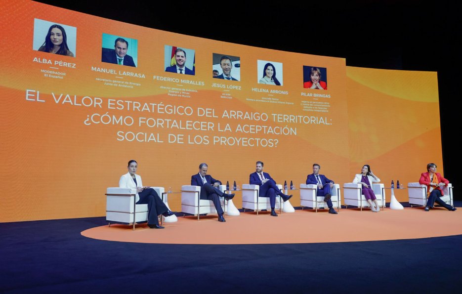 ¿Cómo fortalecer la aceptación social de los proyectos? <a href="/31albaperez/">Alba Pérez</a> modera el debate sobre el valor estratégico del arraigo territorial con <a href="/AndaluciaJunta/">Junta de Andalucía</a> 
<a href="/regiondemurcia/">Gobierno de la Región de Murcia</a> #Belinchón <a href="/ideandoenergia/">Helena Arronis Seva</a> <a href="/GVAabogados/">GVA Gómez-Villares & Atencia</a> <a href="/PilarBringas/">MarketingEnPositivo</a> #ForoSolar