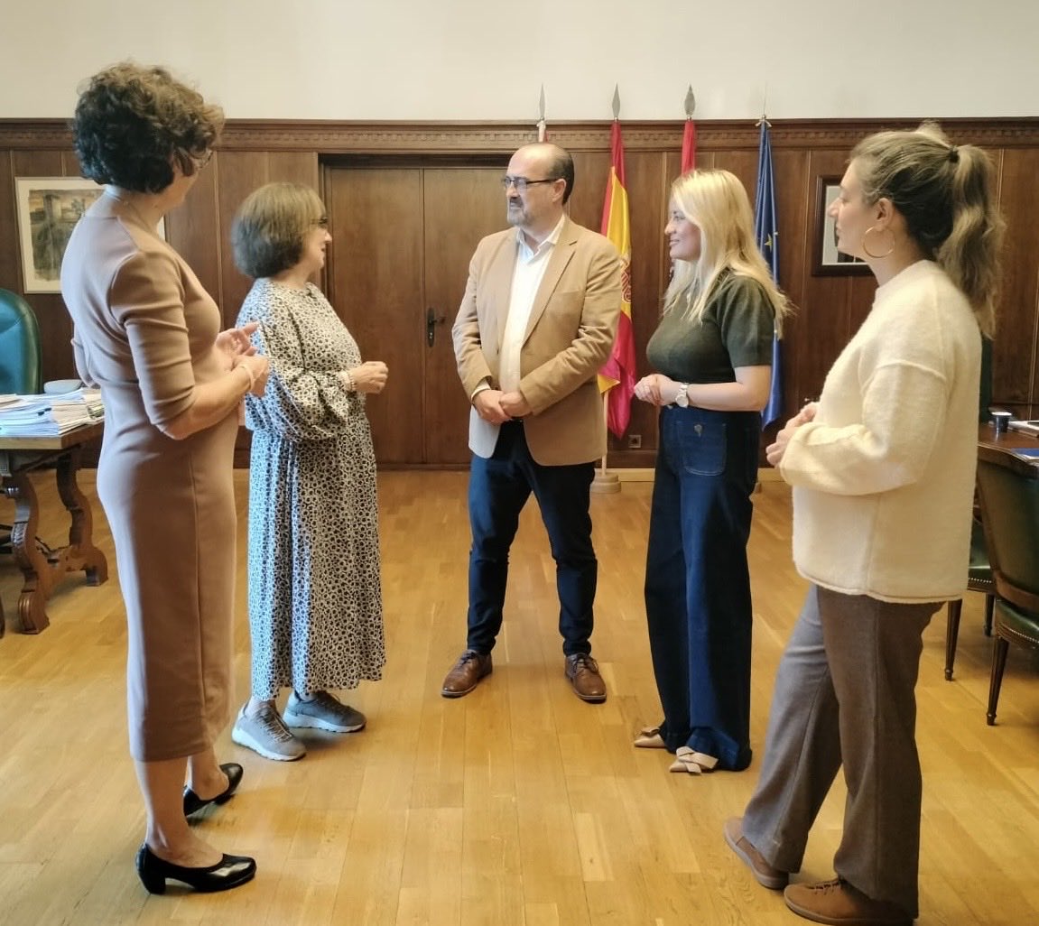 Me he reunido con la delegación de Ponferrada de la AECC para tratar sobre el Día Mundial contra el Cáncer de Mama, que se celebra el 19 de octubre. Un placer colaborar con una Asociación tan comprometida, que destaca por la calidad de sus servicios y por la cercanía de su equipo