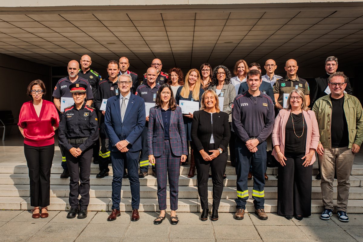 La consellera <a href="/nuriaparlon/">Parlon #apeudecarrer #interioriseguretatpública</a>, acompanyada per la directora de l'<a href="/ispccat/">ISPC</a>, <a href="/MRocaFina/">Marta Roca Fina</a>, presideix l’obertura del curs 2025-2026 amb la lliçó inaugural "Seguretat i intel·ligència artificial" d'<a href="/aleixvalls/">Aleix Valls</a> i iniciada amb l'ofrena floral en memòria dels companys i companyes de servei.