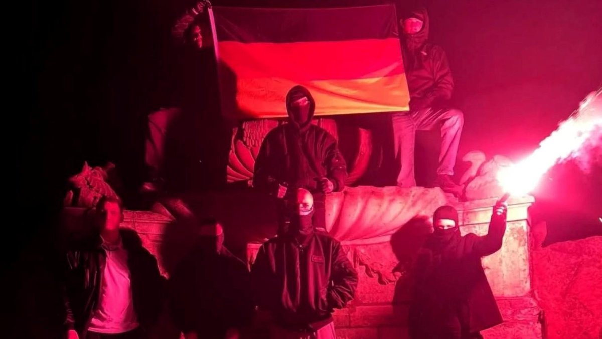 AIB (@antifainfoblatt) on Twitter photo "Letzte Verteidigungswelle" in Haft
Gegen junge Neonazis der "Letzte Verteidigungswelle" (L.V.W) wird wegen dem Verdacht der Bildung terroristischer Vereinigungen ermittelt, die Beschuldigen befinden sich in Untersuchungshaft.
➔ t1p.de/ktbqg
Screenshot: Telegram "Letzte Verteidigungswelle" in Haft
Gegen junge Neonazis der "Letzte Verteidigungswelle" (L.V.W) wird wegen dem Verdacht der Bildung terroristischer Vereinigungen ermittelt, die Beschuldigen befinden sich in Untersuchungshaft.
➔ t1p.de/ktbqg
Screenshot: Telegram