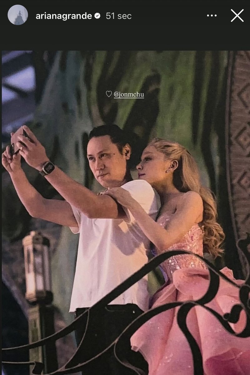 GrandeTourFR's tweet image. #PHOTO Ariana avec @jonmchu sur le tournage de Wicked 🩷