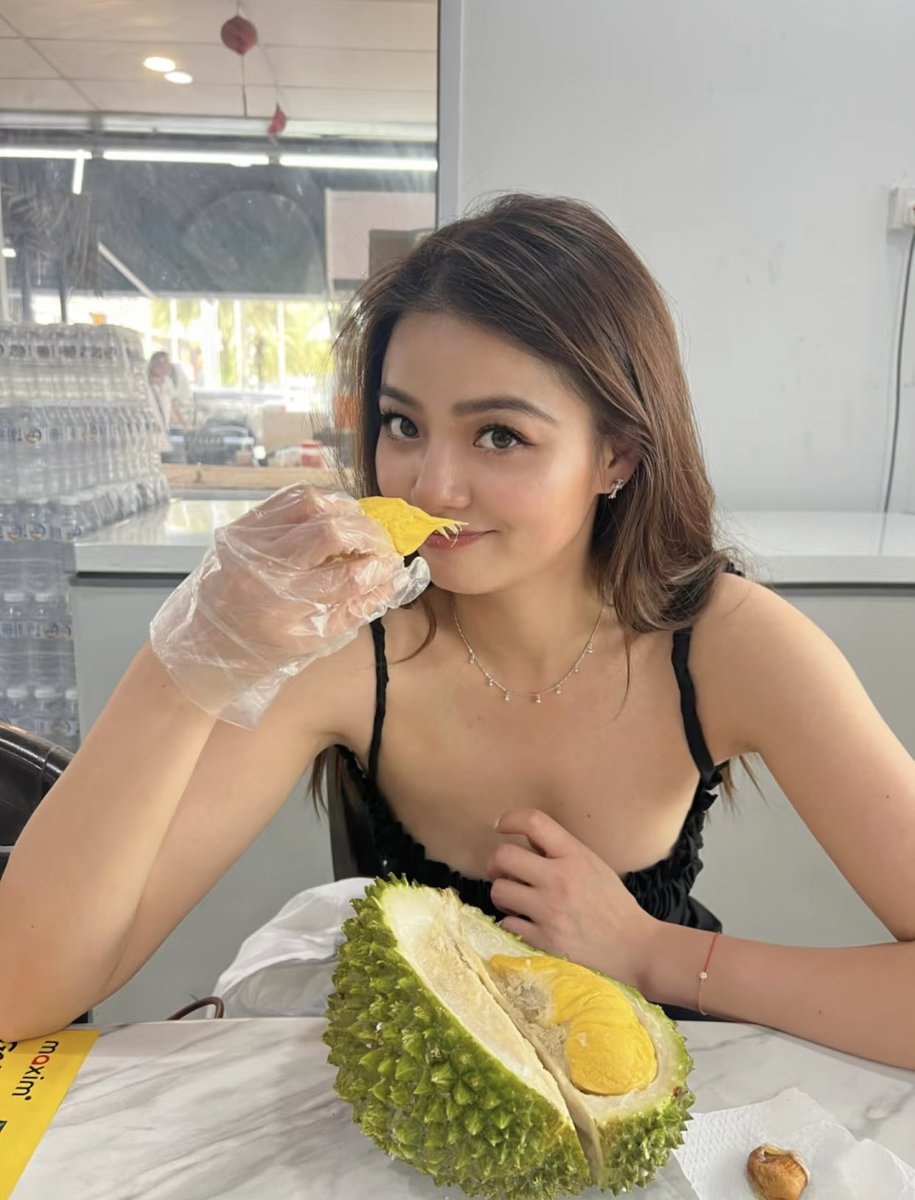 aj_Polin0910's tweet image. Para llegar a Penang, Malasia, debes experimentar los durian del rey de los gatos.