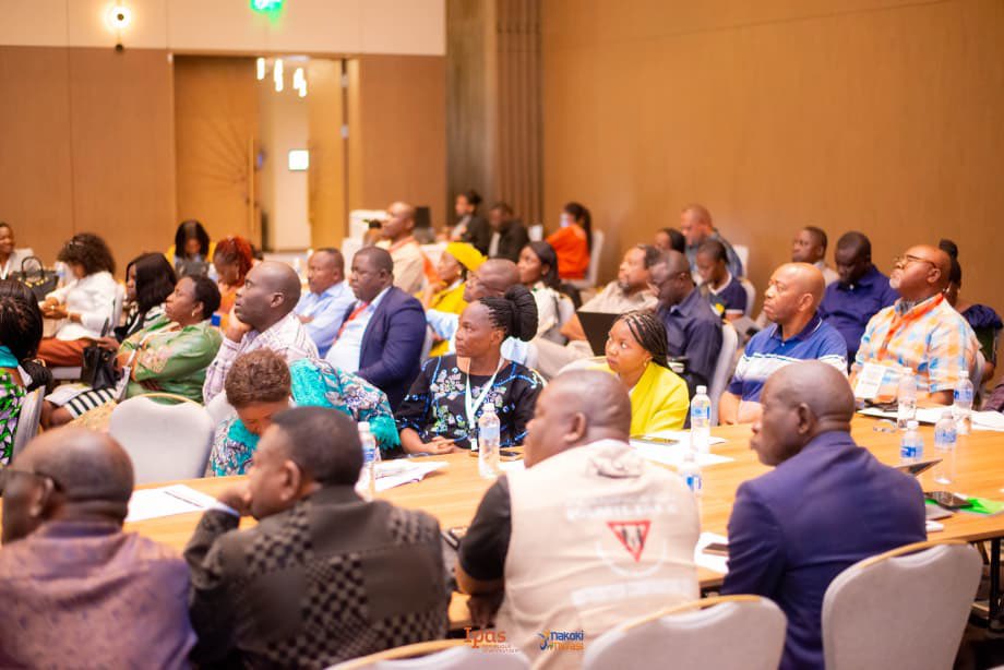 jessie_mataya's tweet image. #Travaux en groupe  
#DialogueNational  

Revivez les temps forts du #J3 :  

Après un travail acharné, chaque groupe restitue en plénière les résultats obtenus.

Un plan d'action et une feuille de route sont proposés par chaque groupe de travail selon la composante attribuée.