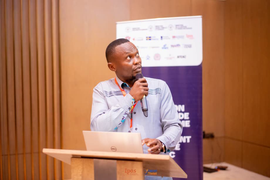 jessie_mataya's tweet image. #Travaux en groupe  
#DialogueNational  

Revivez les temps forts du #J3 :  

Après un travail acharné, chaque groupe restitue en plénière les résultats obtenus.

Un plan d'action et une feuille de route sont proposés par chaque groupe de travail selon la composante attribuée.