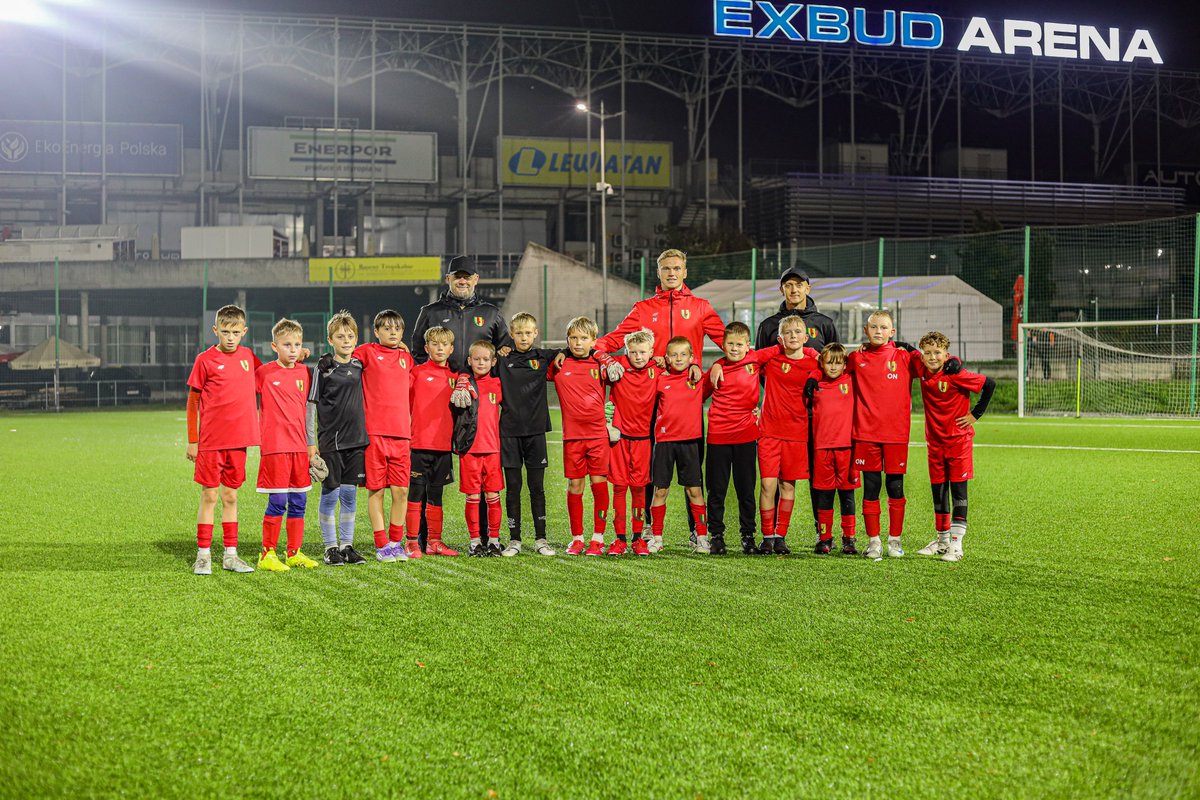 👨‍🦱 | Starszy brat!

Kolejne odwiedziny zawodnika <a href="/Korona_Kielce/">Korona Kielce</a>! Na treningu drużyny U-11 gościł <a href="/BartekSmolar/">Bartek Smolarczyk</a>! 💛❤️

Smolar, dziękujemy za wizytę oraz cenne rady! Do zobaczenia! 💪
__
<a href="/SGP_INDUSTRIA/">ŚGP INDUSTRIA</a> #industria