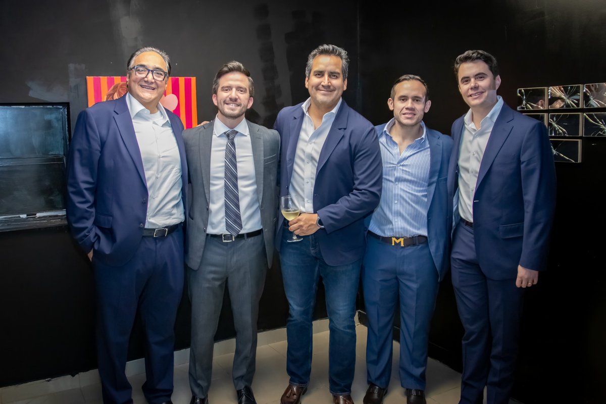 AcfGroup's tweet image. During our celebration in Miami’s Financial District, ACF Group proudly supported Aruga Fine Arts, a new gallery showcasing emerging artists. 🎨

Proud to support art &amp;amp; culture in Miami! 🌆

#ACF #Miami #FinancialDistrict #ArugaFineArts #ChicaCherryCola #ArtAndBusiness