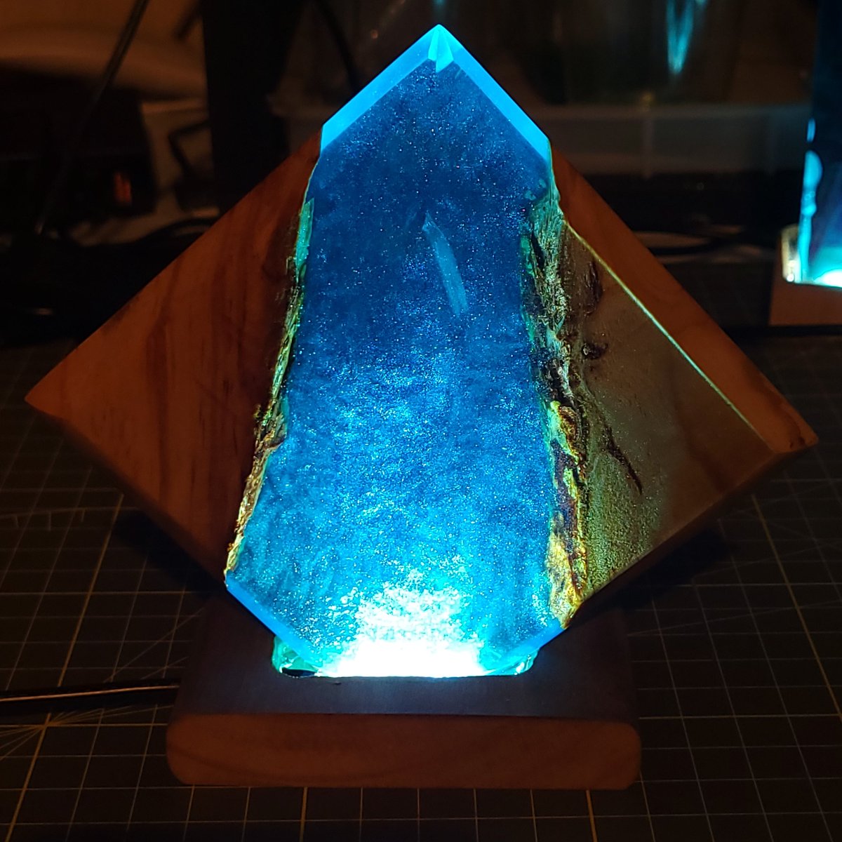 #ウッドレジンナイトランプ 4つ完成！
いつもとちょっと変えた模様入れや、水晶試しに入れたタイプがあります

#静岡ハンドメイドマルシェ に持っていく予定！