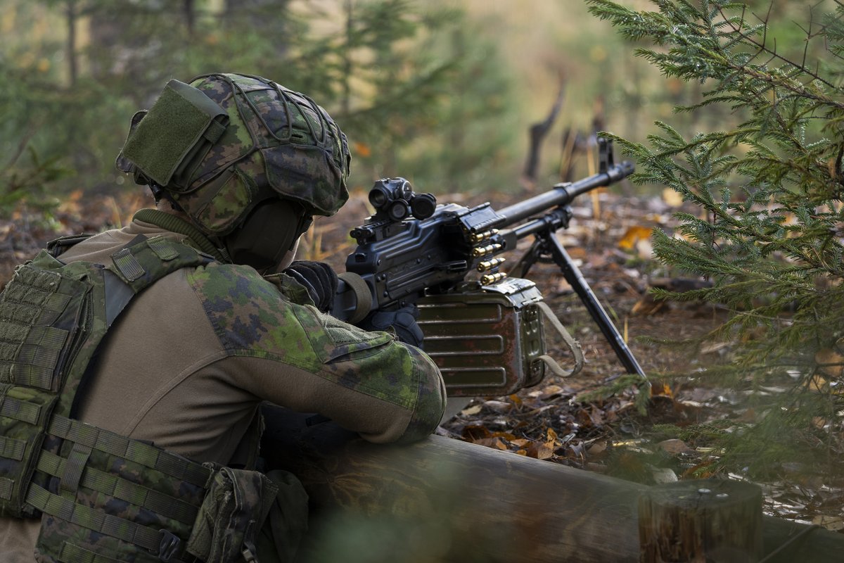 PanssariPR's tweet photo. Tarkkuus, yhteistyö ja toimintavarmuus 🤝

Sotilaspoliisikomppanian puolustusammunnoissa harjoiteltiin turvallista aseenkäsittelyä, asemiin menoa ja suojautumista epäsuoralta tulelta. 

#PSPR #Maavoimat #SPOLK https://t.co/G0NEQHK7Jq