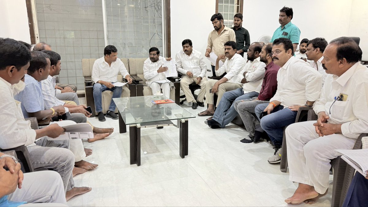 జూబ్లీహిల్స్ ఉపఎన్నికల నేపథ్యంలో <a href="/BRSparty/">BRS Party</a> ఎమ్మెల్యే అభ్యర్థి మాగంటి సునీత గారికి మద్దతుగా బోరబండ డివిజన్ లోని రాజ్ నగర్, సైట్ - 1 పోలింగ్ బూత్ ఇంచార్జులైనా తుంగతుర్తి నియోజకవర్గ BRS పార్టీ నాయకులతో సమావేశమైన నిర్వహించడం జరిగింది.
<a href="/jagadishBRS/">Jagadish Reddy G</a>
#JubileeHillsWithBRS #VoteForCar