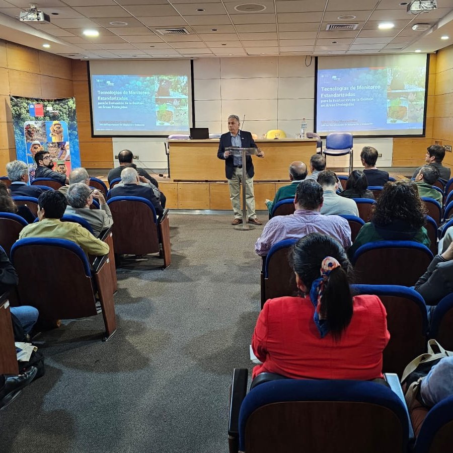 conaf_minagri's tweet photo. 📍#SANTIAGO | CONAF presenta avances en el uso de nuevas tecnologías y herramientas para el monitoreo, durante el seminario “𝗦𝗶𝘀𝘁𝗲𝗺𝗮𝘀 𝗱𝗲 𝗠𝗼𝗻𝗶𝘁𝗼𝗿𝗲𝗼 𝗧𝗲𝗿𝗿𝗶𝘁𝗼𝗿𝗶𝗮𝗹: 𝗘𝘀𝘁𝗮𝗱𝗼 𝗮𝗰𝘁𝘂𝗮𝗹 𝘆 𝗱𝗲𝘀𝗮𝗳𝗶́𝗼𝘀”.

👉El gerente de Fiscalización Forestal y Evaluación Ambiental de #CONAF, Bernardo Martínez, dio inicio a la jornada, en la que se abordarán diversos temas, entre ellos:
▶️Monitoreo de fauna en áreas protegidas.
▶️Incendios forestales.
▶️Seguimiento de acciones de mitigación al cambio climático.
