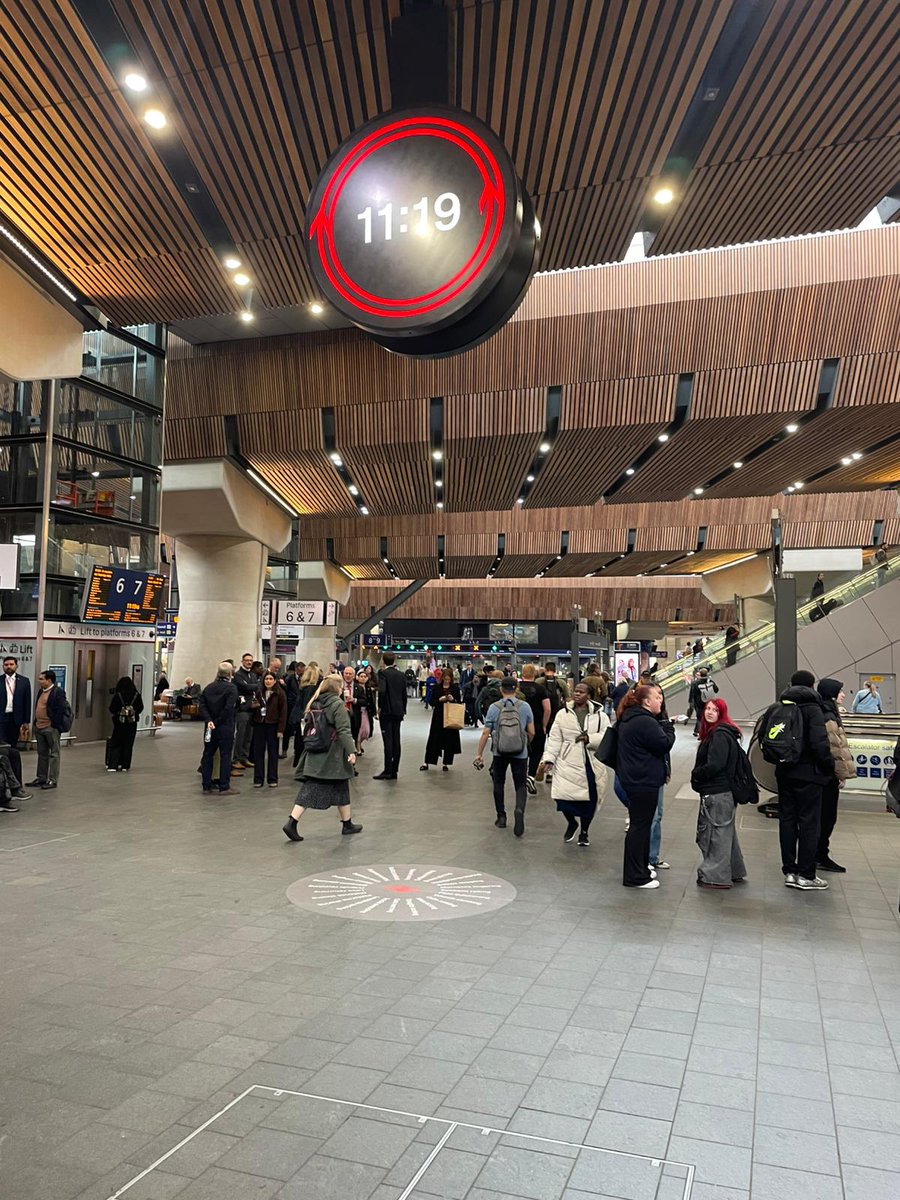 TonLinCommuters's tweet image. Delighted to be at the unveiling of the new Rail Clock at London Bridge this morning. Designed to be easy to read, and continuing the use of the famous double arrow logo. Looks great at 1.8m sized ^SC