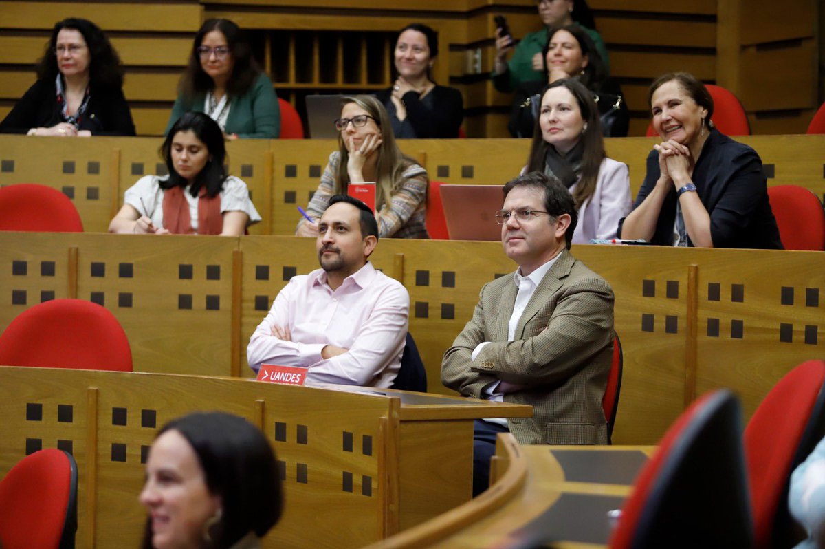 📸 Acá les dejamos algunas fotos de lo que fue el seminario “Docencia en Chile: Diagnósticos y Políticas Públicas”, realizado el 14 de octubre en <a href="/uandes/">UANDES</a>.

Contamos con la participación de <a href="/AleArratiaM/">Alejandra Arratia Martínez</a> , <a href="/SylviaEyzaguirr/">Sylvia Eyzaguirre</a> y Cristián Cox.
#Educación #Docencia #HumanDevelopmentLab