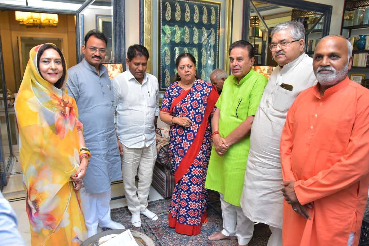 DKJoshiBJP's tweet photo. जयपुर प्रवास के दौरान पूर्व मुख्यमंत्री एवं भारतीय जनता पार्टी की राष्ट्रीय उपाध्यक्ष माननीय श्रीमती वसुंधरा राजे जी से सौजन्य भेंट का अवसर प्राप्त हुआ।

इस अवसर पर मेरे साथ उपमुख्यमंत्री श्री प्रेमचंद बैरवा जी, कैबिनेट मंत्री श्री जोगाराम जी पटेल सहित अन्य साथीगण उपस्थित रहे।

वसुंधरा जी का स्नेह, मार्गदर्शन और अनुभवी नेतृत्व सदैव प्रेरणास्रोत रहा है।दीपोत्सव की अग्रिम शुभकामनाएं प्रेषित कीं एवं उनके दीर्घायु, स्वस्थ और मंगलमय जीवन की कामना की।

@VasundharaBJP