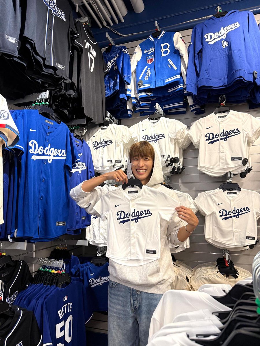 voxember's tweet image. napagbigyan na nga sa cravings niya, nag shopping pa para sa batang dinadala niya ay sobrang spoiled naman talaga ng buntis na yan