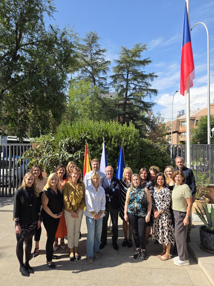 LiborSecka's tweet image. Skvělý tým @CzechEmbMadrid
Ženy v diplomacii. Pravidelná obměna se nesla ve znamení poděkování i dojetí. A jako ve sportu i u nás střídání znamená posílení týmu v úsilí o dosažení dobrého výsledku. Naše cíle zůstávají ambiciozní.
🇨🇿🇪🇸