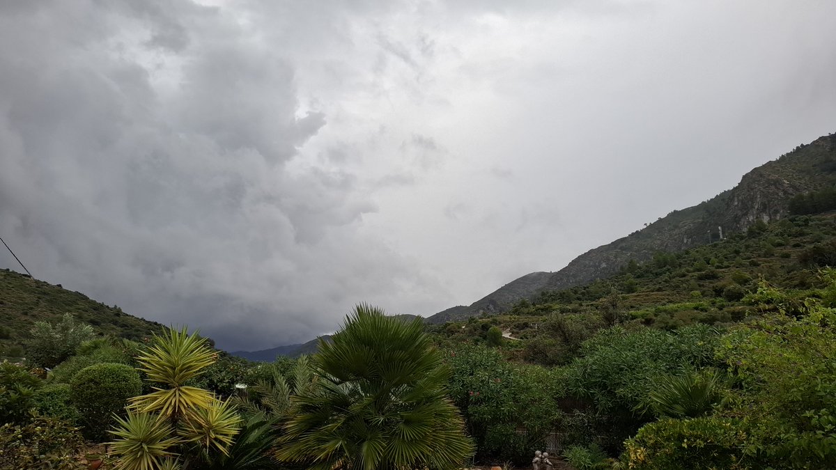 Storm Alice houdt de gemoederen in het Middellandse Zeegebied al een week bezig. Het einde lijkt in zicht en Alice is bijna uitgeblust. Komend etmaal kan er echter plaatselijk nog veel regen vallen. Meer hierover in de blog van vandaag: buienradar.nl/nederland/weer… (foto: Rob vd Berg)