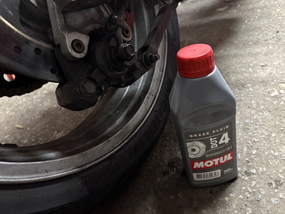 ojabike's tweet photo. ZRX1200Rのリアブレーキがフェードしたりベーパーロックしたりと。
で、フルード全取っ替えとパッド交換したわけだけど、新車から交換してねぇなきっと。
ニッシンのメタルパッドいれた。
手が汚れて写真なし。 https://t.co/poiWnI1CIH