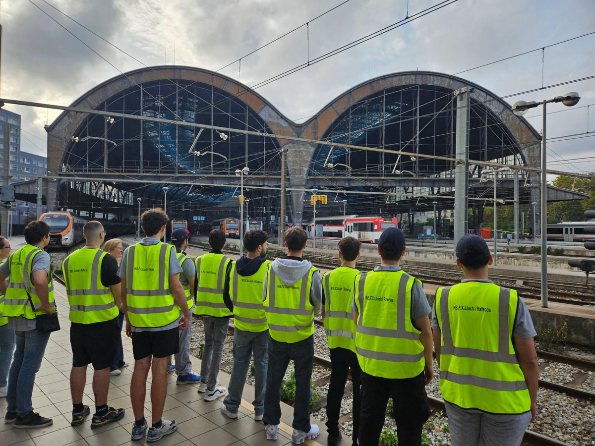 Els alumnes del #CFGM Manteniment de Material Rodant Ferroviari van gaudir d’una visita al Centre de Regulació de Circulació #Barcelona. Agraïm les explicacions dels membres del CRC i a l’Esther Sánchez. Tornarem amb Manteniment avançat de Sistemes de Material Rodant #Ferroviari!