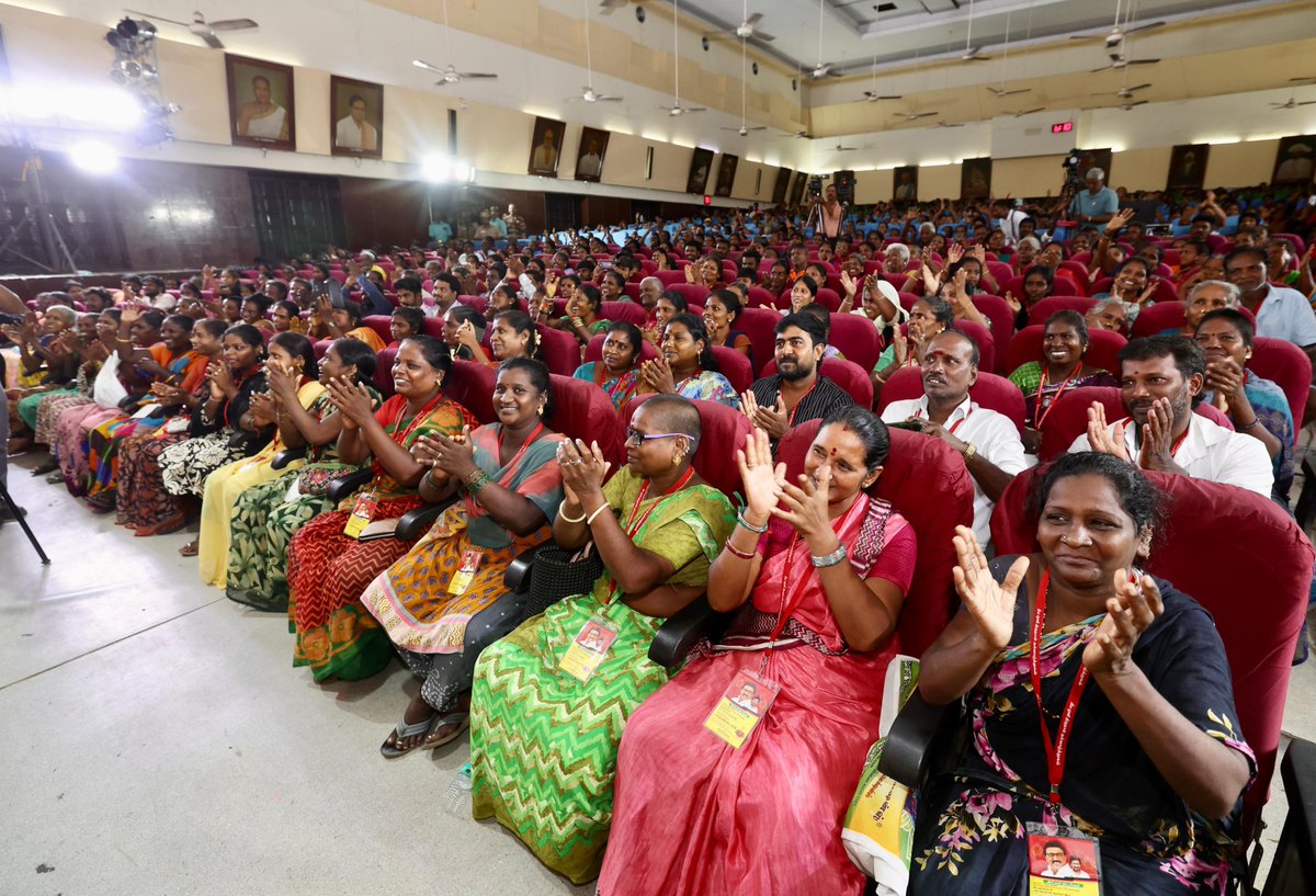 சென்னை கிழக்கு மாவட்டம் - துறைமுகம் சட்டமன்றத் தொகுதிக்கு உட்பட்ட பகுதிகளில், மறுகட்டமைப்பு பணிகள் நடைபெறும் நகர்ப்புற வாழ்விட மேம்பாட்டு வாரியக் குடியிருப்பில் வசித்த 1,100 குடும்பங்களுக்கு, இன்றைய தினம் புத்தாடை, பட்டாசு, அரிசி, மளிகைப் பொருட்கள் உள்ளிட்ட பல்வேறு நலத்திட்ட