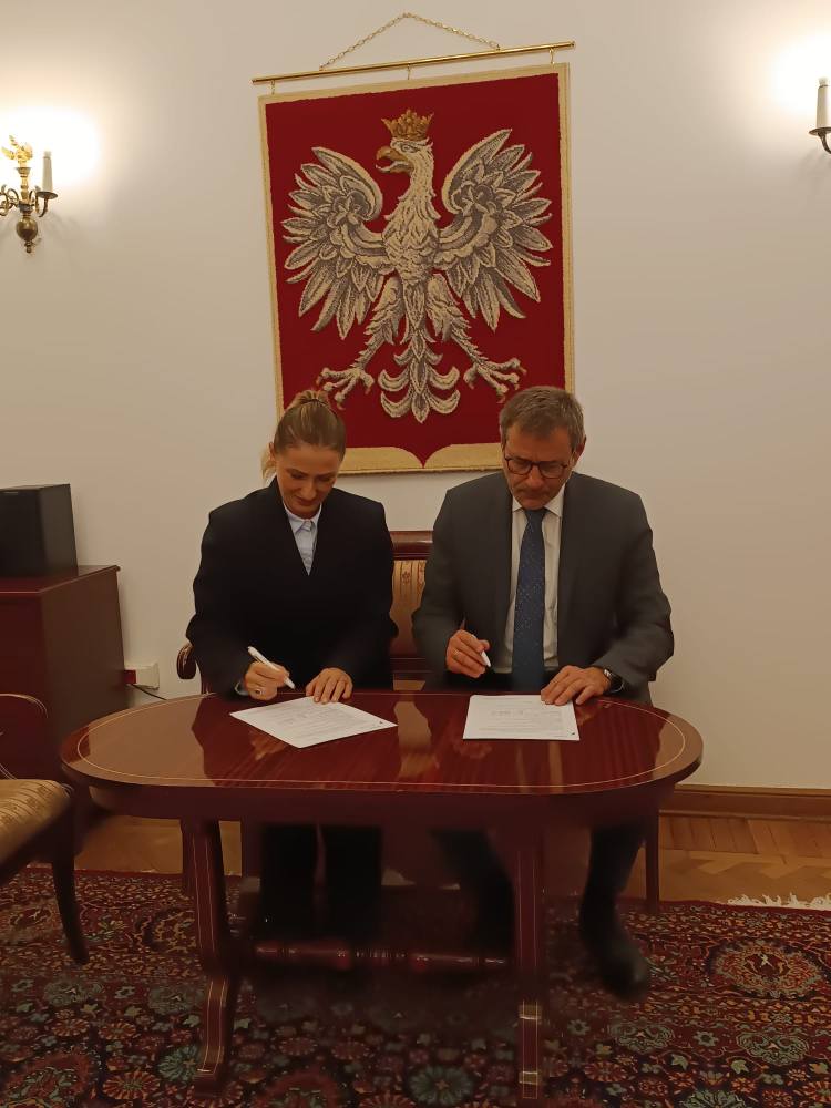 PLinAlbania's tweet image. Z przyjemnością ogłaszamy rozpoczęcie oficjalnej współpracy z @IcebergExhibit1 w ramach przygotowań do targów "Energy, Construction &amp;amp; Green Economy" w Tiranie!
Ambasada będzie reprezentować Polskę 🇵🇱, promując polskie innowacje i kreatywność.✨
#Polska #Albania #Współpraca #Targi