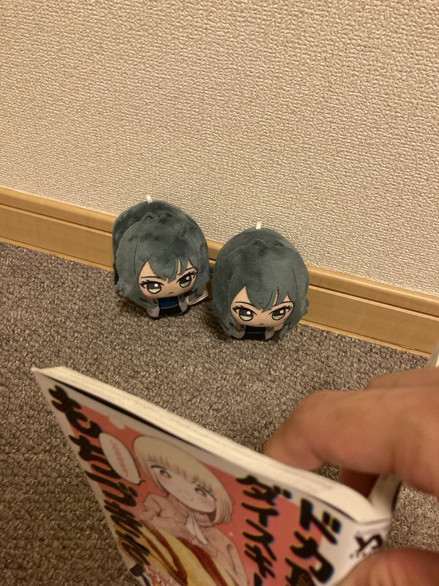 熱心に漫画を読むてま達