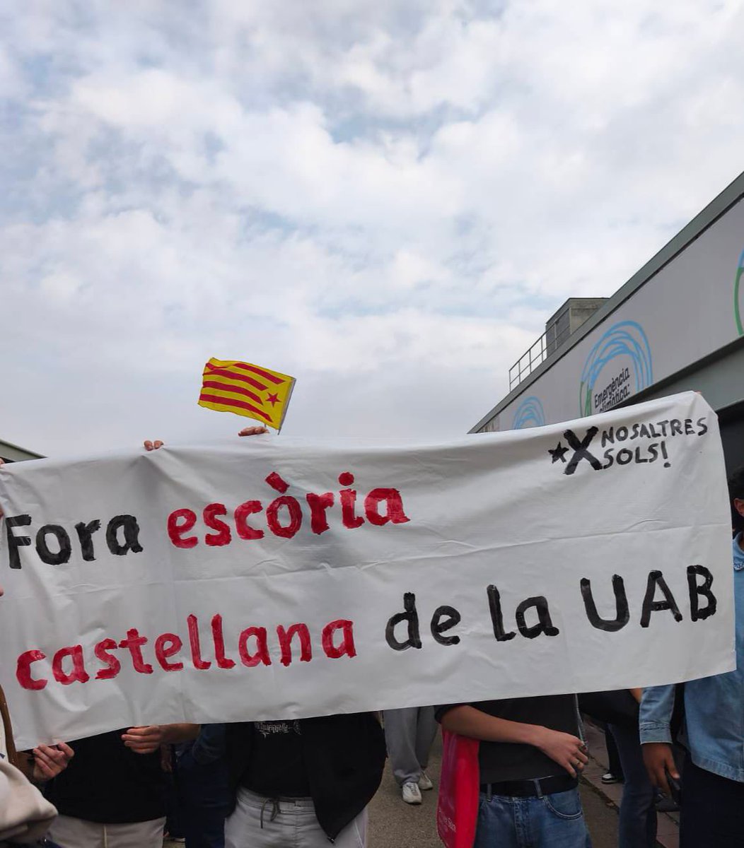 josepramonbosch's tweet image. Esto de la UAB de Barcelona. Podría ser “Fuera Negros”, “Fuera Mujeres”, “Fuera Gays”. Pero como es “Fuera Castellanos”, es progre, de izquierdas y nacionalista.