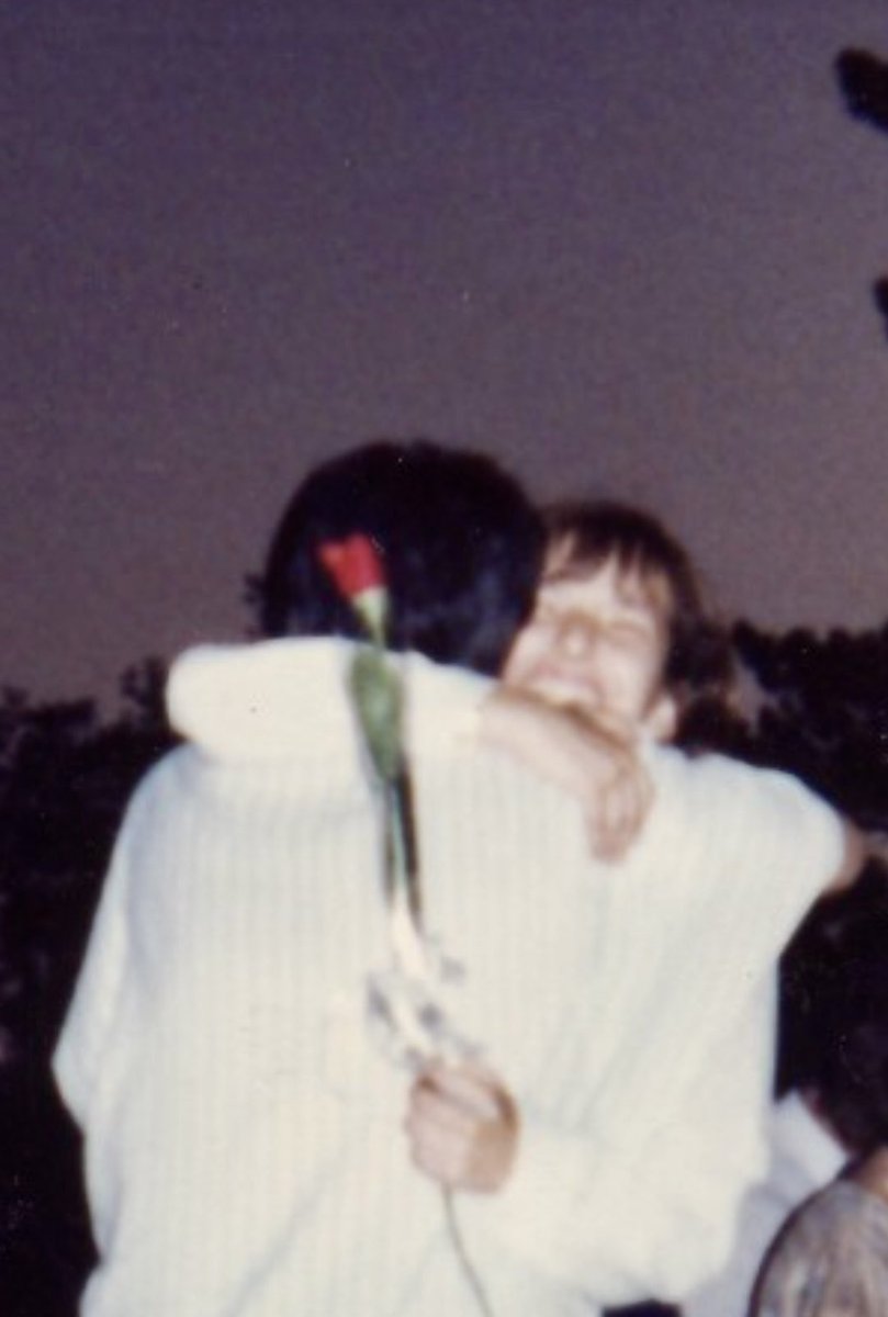 Esta foto es del año 87, cuando iba en cuarto medio, específicamente del día de mi graduación. Recuerdo con mucho cariño a mis profesores/as, especialmente a mi profesora jefe (a quien estoy abrazando en la foto), quien me enseñó a perseverar, a tener curiosidad por aprender y a