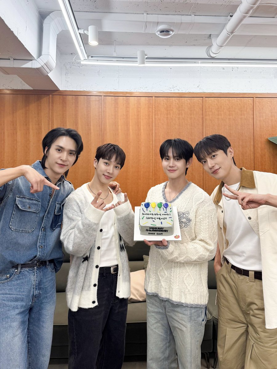 [📸] HIGHLIGHT 16th ANNIVERSARY 🩶 HAPPY BIRTHDAY LIVE FOR B2UTY &amp; LIGHT💡🌹

16살 만에 처음으로 합심하여 생일상을 차려본 하이라이트🎂
얼렁뚱땅 우당탕탕 우리만의 특별한 잔칫날!
여러분 모두 크게 웃으며 즐거운 시간 보내셨나요?

비스트와 하이라이트, 뷰티와 라이트
유일무이하게 이름을