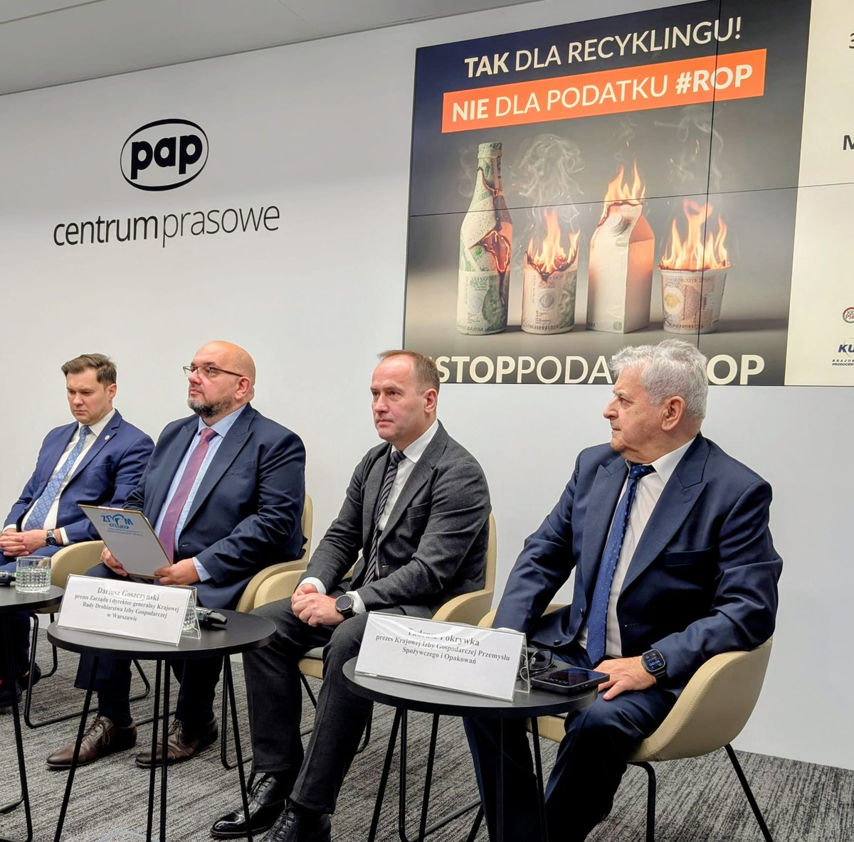 Jako członkowie koalicji 37 organizacji z sektora rolno-spożywczego zdecydowanie sprzeciwiamy się rządowemu projektowi zmian w ustawie o gospodarce opakowaniami i odpadami opakowaniowymi (UC100).

🔴 Wprowadzenie nowego podatku będzie miało poważne konsekwencje, przede wszystkim