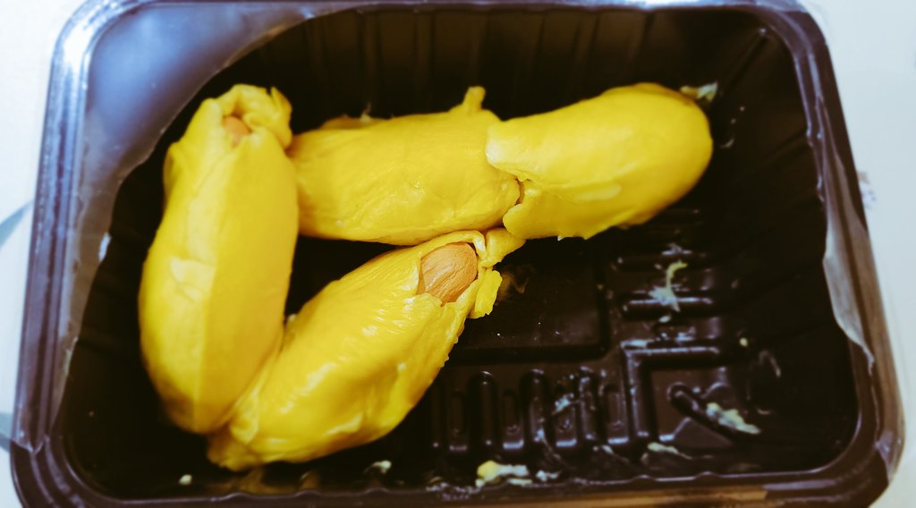 Манай Синга нар " Дуриан " авч өгвөл хүндэтгээд хамаг үнэтэй жимсээрээ дайлж байгаа нь тэр шүү.

Өмхий муухай гэлгүй ядаж уруулдаа хүргээд амсаад буцаагаарай😜.

Сортоосоо хамаарч 400гр орчим нь 500-600 мянган төгрөг болно. Гэхдээ энэ нь хямдарсан үнэ байх нь элбэг.