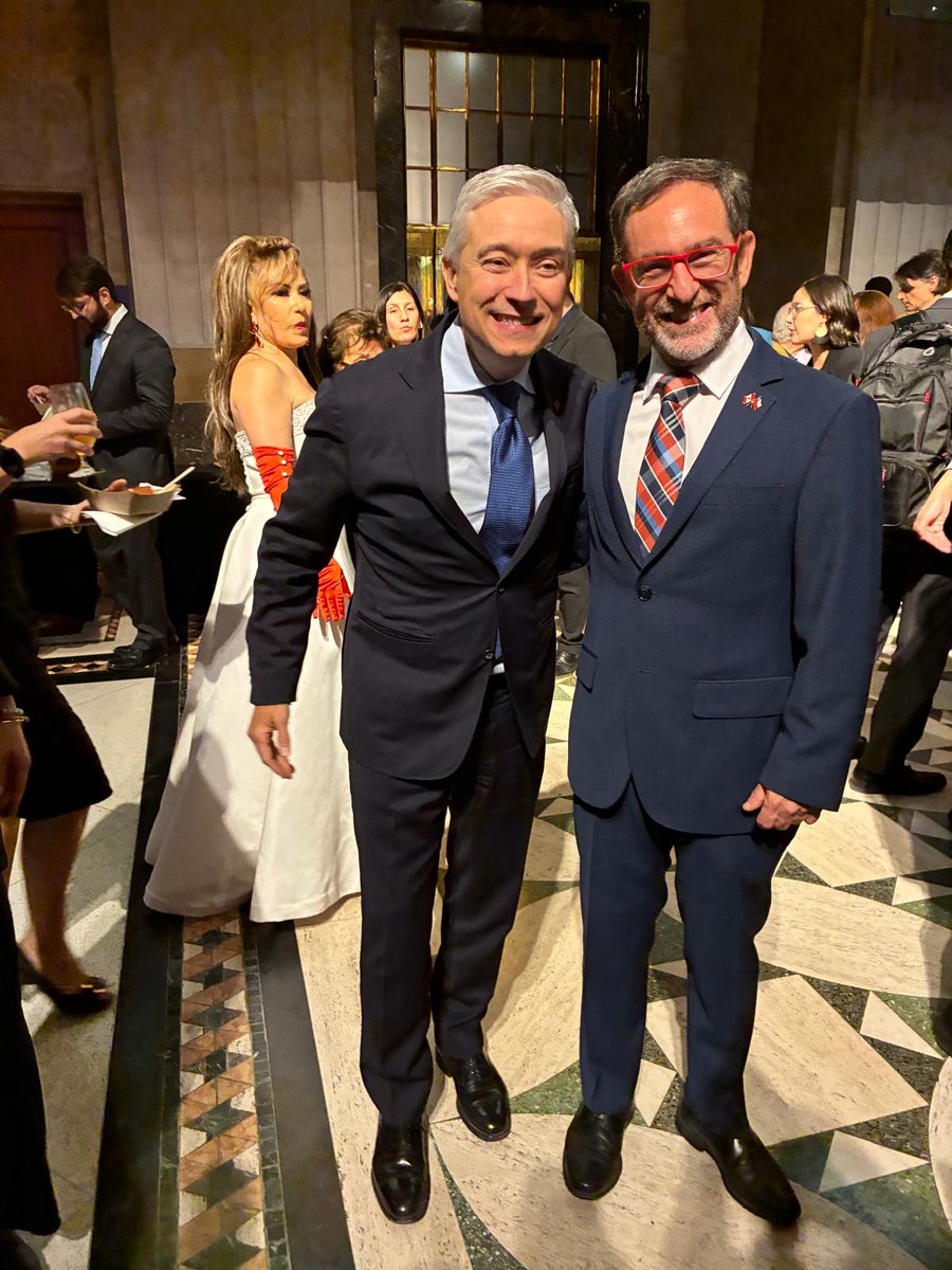 Un gusto reencontrarme con @fp_champagne, Ministro de Finanzas y de Ingresos Nacionales de Canadá, en el Mes de la Herencia Hispana.

Queremos seguir fortaleciendo la cooperación entre nuestros países en el marco de un mundo en transformación.