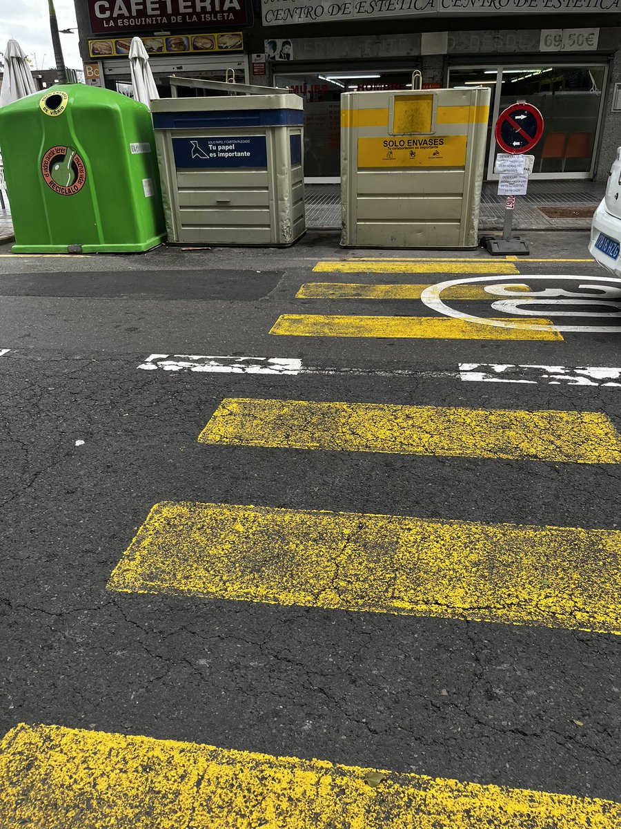 Peatones al contenedor. ¿Seguridad vial? ¿Quién da más? Otro ejemplo más del caos que impera en la calle Juan Rejón/La Carretera <a href="/aytolpgc/">Ayuntamiento de Las Palmas de Gran Canaria</a>