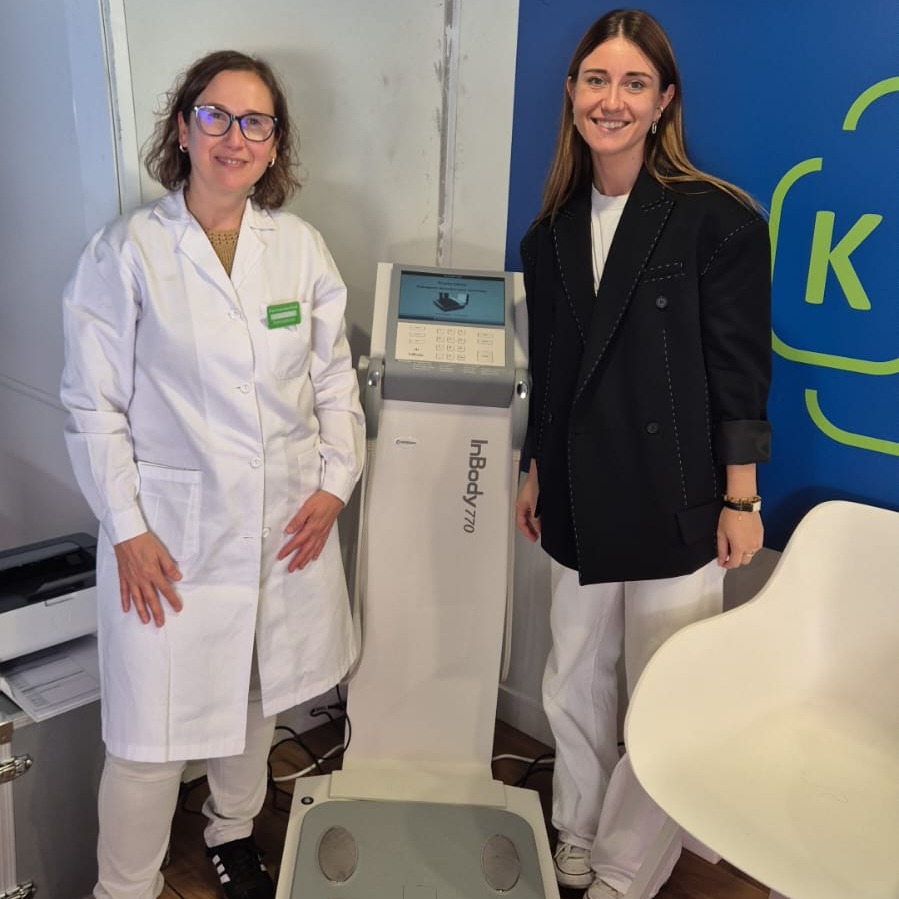 COFBizkaia's tweet photo. 💚 Gracias por hacerlo posible.
La campaña #Botikalean ha sido un éxito gracias a todas las personas voluntarias de la farmacia que han acompañado  a la juventud que se ha acercado a nuestro autobús. Su labor ha sido esencial para acercar la salud a la juventud bilbaína. https://t.co/1xFd0BhBWA