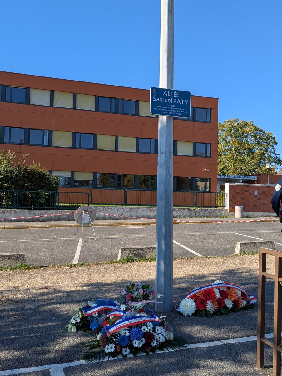 ac_orleanstours's tweet photo. Hommage à Samuel Paty🕊️

Une minute de silence a été observée à Bourges (18), allée Samuel-Paty.
Un moment solennel pour honorer sa mémoire et son engagement au service de l’éducation. https://t.co/FTCHnUTaId